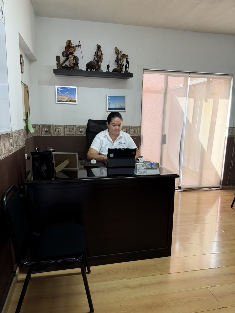 Colaboradora de Grupo ATABE atendiendo desde la oficina
